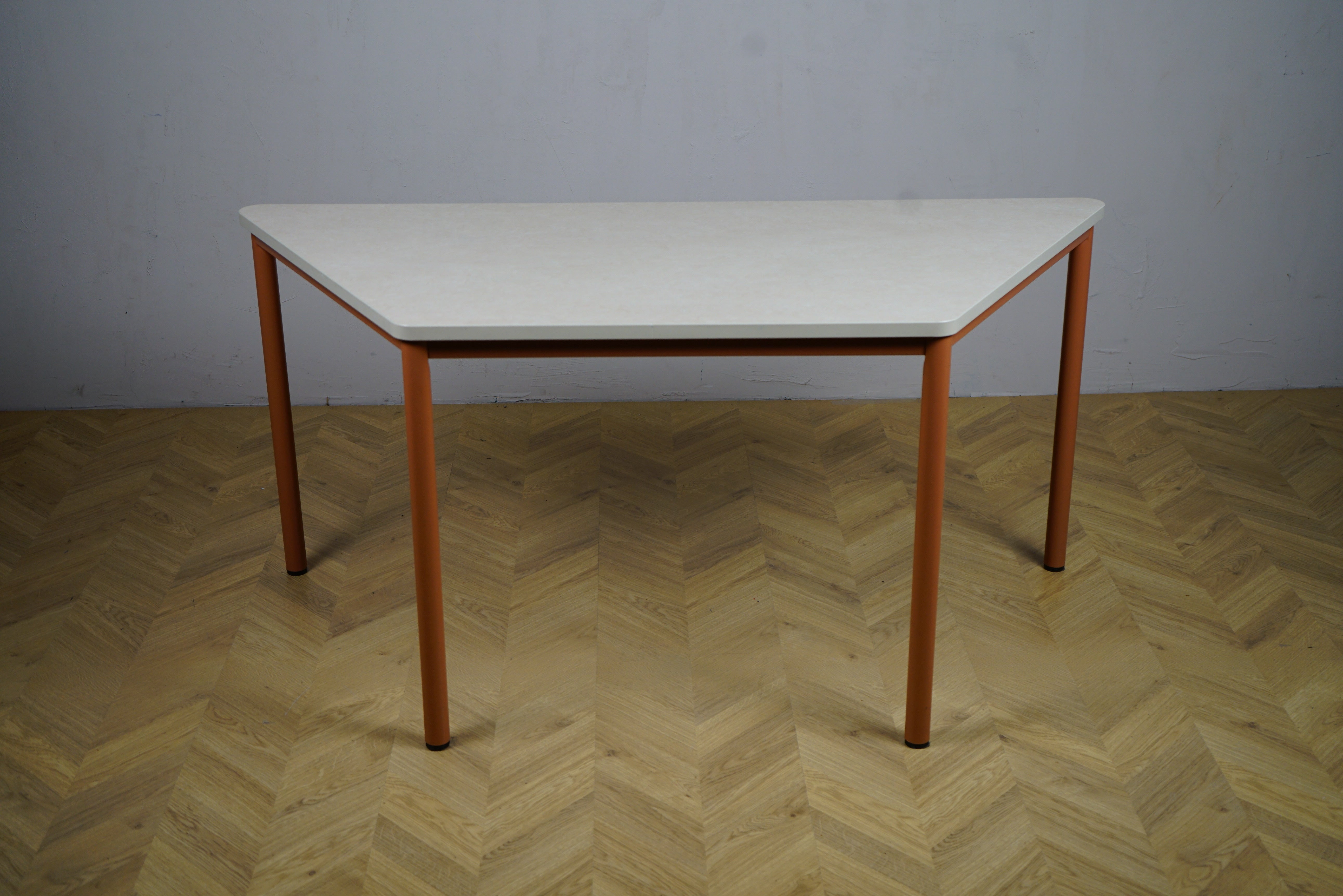 Kinnarps Origo bord i Marmoleum beige 195x110 cm set forfra – stilrent spisebord eller cafebord